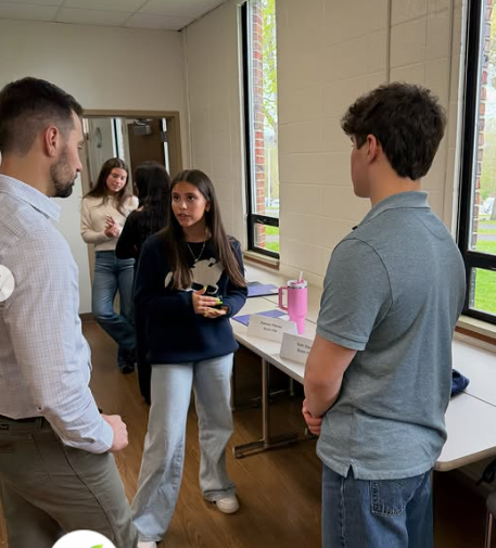 A 914 Health Nav student presenting the team’s work during a conference feedback session